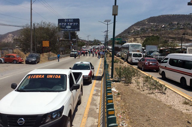 Transportistas-de-Guerrero-bloquean-la-Autopistas-del-Sol-exigen-reactivar-la-económica-702x468