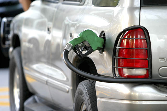 MÉXICO, D.F., 28DICIEMBRE2007.- Se prevé que la gasolina aumente dos centavos mensualmente a partir del primero de enero de 2008, hasta alcanzar un alza del 5.5% según la reforma hacendaria que aprobó el Senado. FOTO: ISAAC ESQUIVEL/CUARTOSCURO.COM