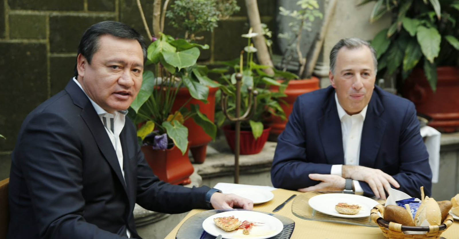 osorio-y-meade-en-restaurante
