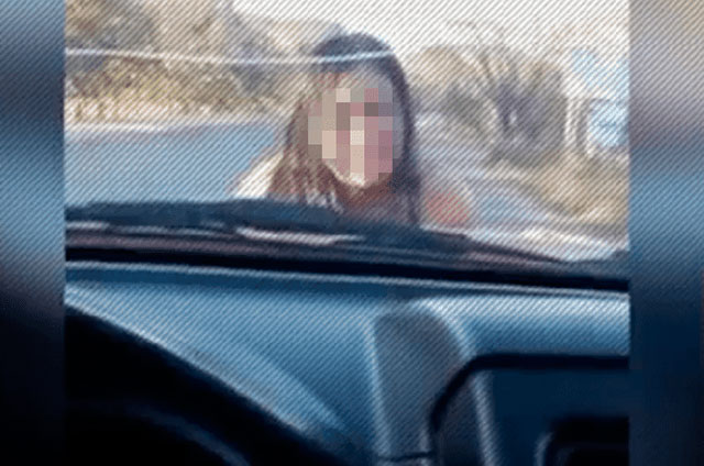Mujer desnuda pide ayuda a automovilistas en carretera