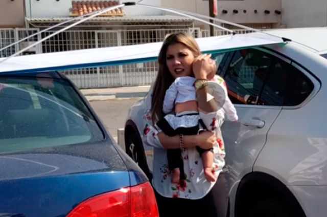 Encerró a su bebé en auto para ir a desayunar