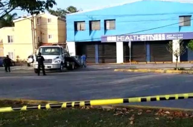 Identifican 4 de los cuerpos abandonados en un auto en Av. Kabah