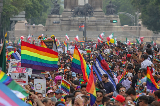 Triunfo de México y marcha del orgullo gay reúne a miles en el Ángel