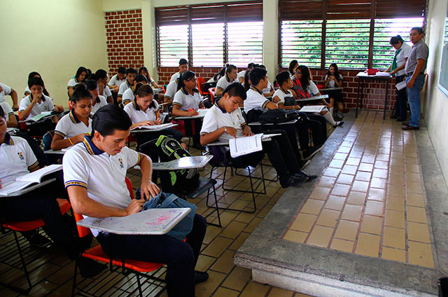 Se quedan sin espacio 1500 estudiantes de secundaria y prepa