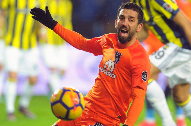 Ex jugador del Barcelona podría pasar 12 años en prisión por acoso sexual y posesión ilegal de armas