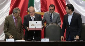 Peso mexicano sube por paquete económico de AMLO; Wall Street cae