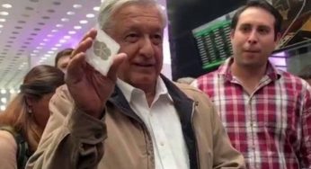 Llega AMLO a Sinaloa y presume amuletos de la suerte