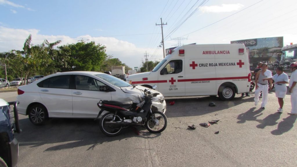 Mujer embiste a motociclista en Playa del Carmen