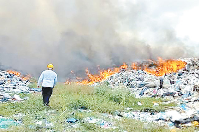 Arde basurero por sequía