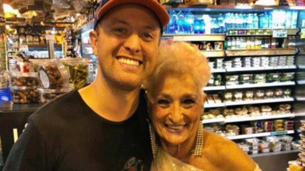 Mientras a ti te dejan en visto, abuela de 83 años consigue 50 citas en Tinder