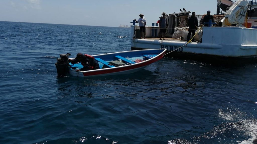 Personal naval rescata a 3 tripulantes de embarcación en Isla Mujeres