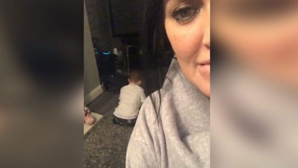 ¡Niño abusado! Mamá sorprende a su hijo haciendo tarea con ayuda de Alexa