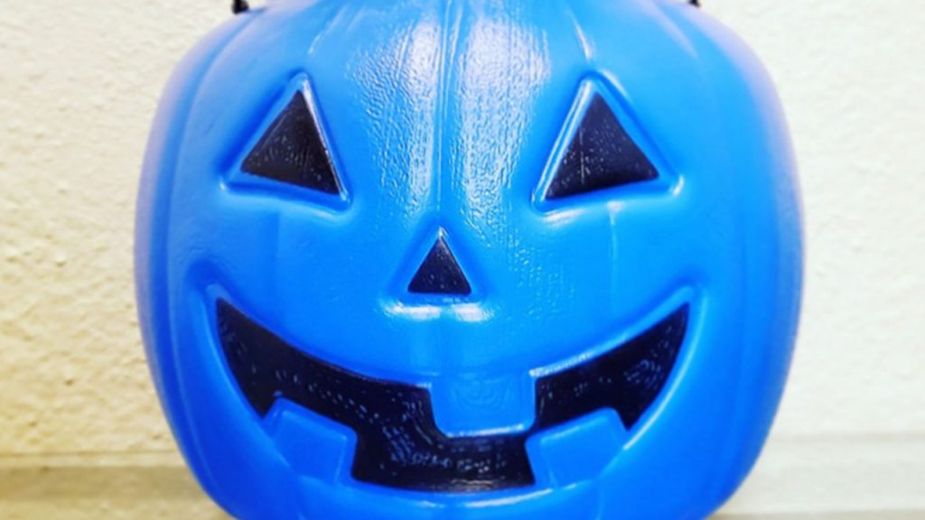Pon mucha atención si ves a un niño con una calabaza azul