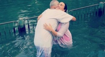Bautizan a Demi Lovato en el Río Jordán