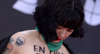 Mon Laferte responde a quienes se burlaron de sus pechos