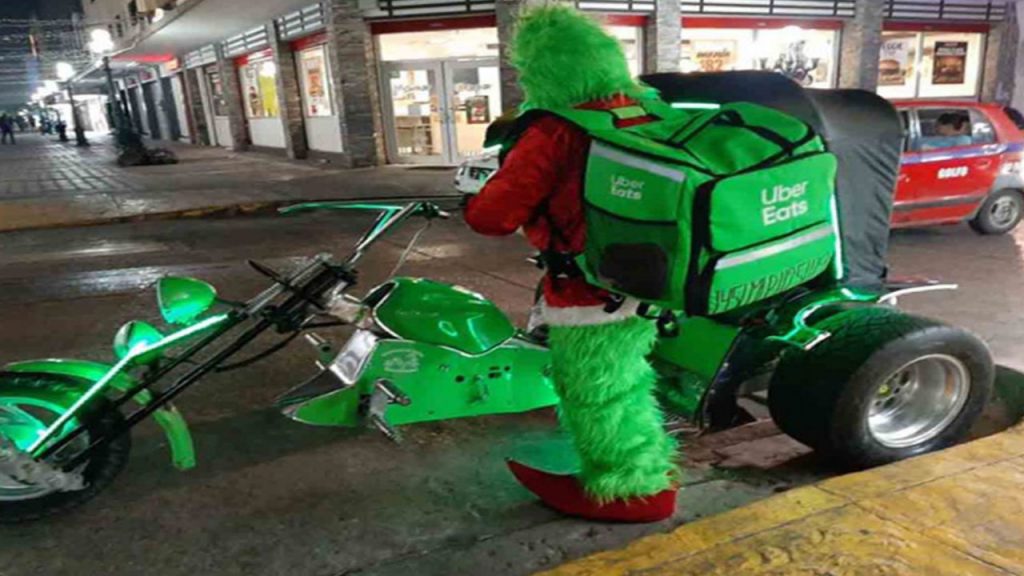 Captan a ‘El Grinch’ repartiendo comida de app en Tampico