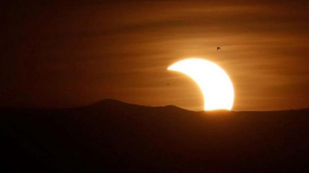 Eclipse anular de Sol atrae a miles de personas en Asia