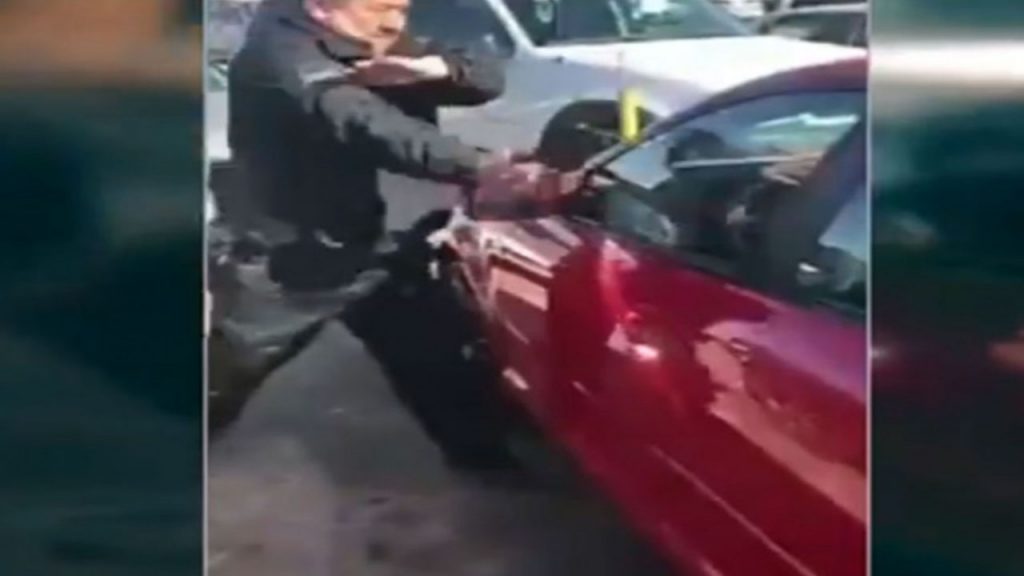 Policía rescata a niña de morir encerrada en un automóvil