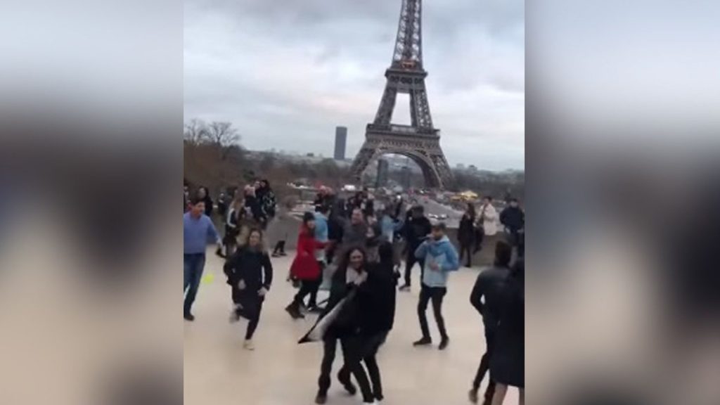 Mexicanos bailan La Chona en la Torre Eiffel en París