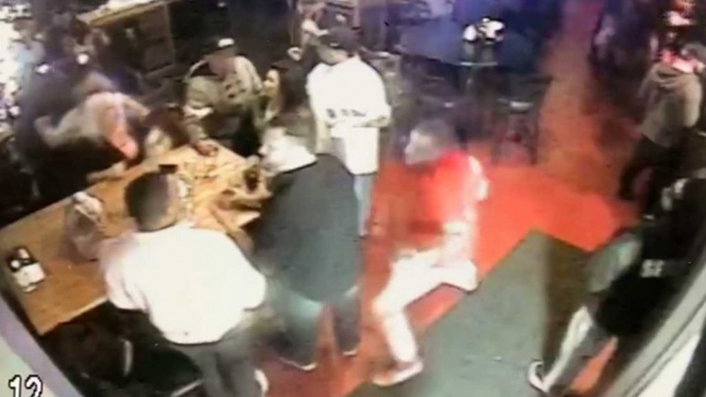 De un puñetazo hombre mata a cliente de un bar