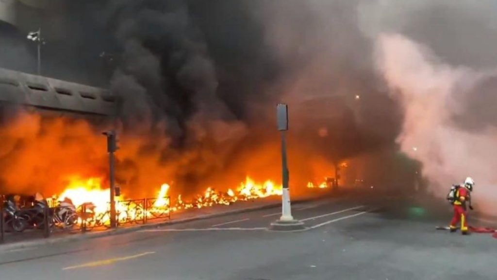 Protestas en París terminan con incendio en estación de trenes
