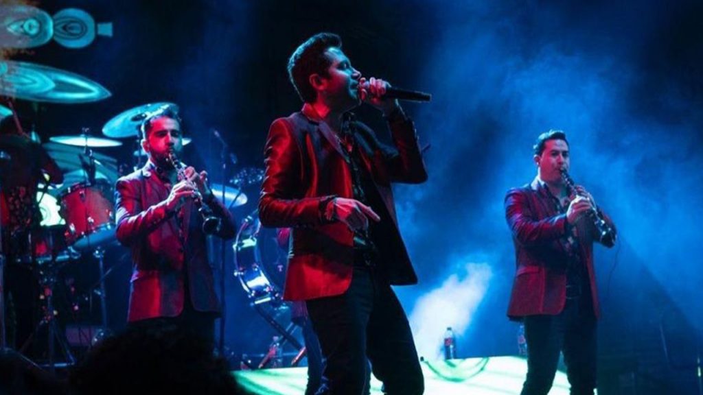Vocalista de La Adictiva agredido con una botella en pleno show