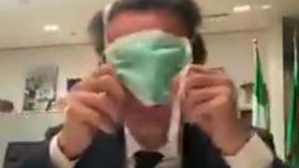Político intentó explicar cómo usar un cubrebocas; quedó en ridículo