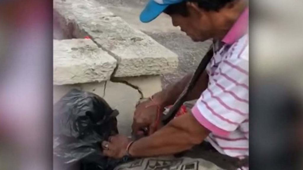 ¡Asco! Cachan a vendedor rellenando botellas de refresco; así reaccionó