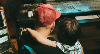 Residente revela por qué muestra el rostro de su hijo Milo en “René”