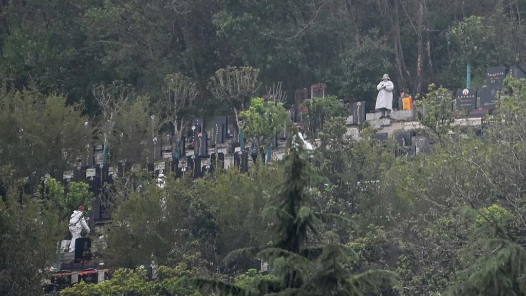 Tras la cuarentena, entierran a los muertos en Wuhan