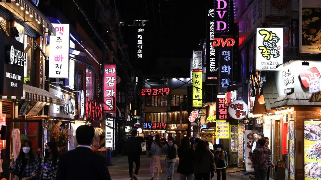Siguen en aumento contagios de COVID-19 en bares de Corea del Sur
