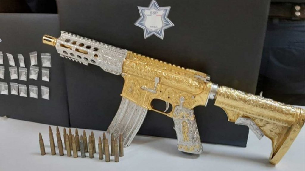 Con rifle AR-15 de oro y diamantes, cae integrante de ‘Las Bigotonas’