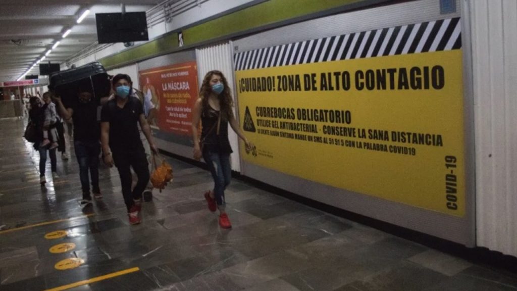 Usuario agrede a policías tras negarse a usar cubrebocas en metro de la CDMX