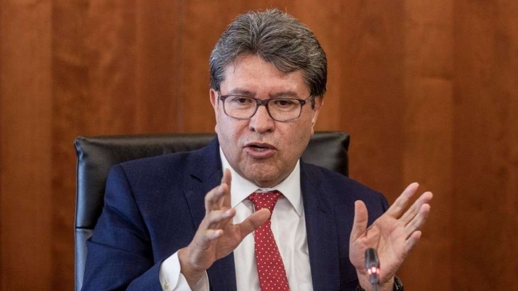 Impostergable revisión a Afores: Monreal