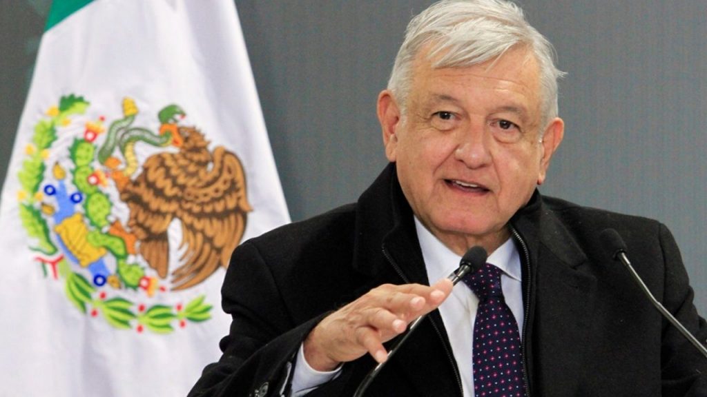 Giras de AMLO siguen en pie; juez desecha amparo