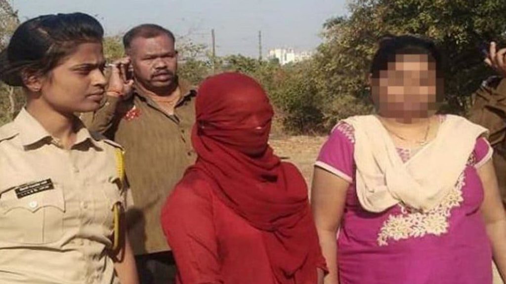 Mujer en la India apuñala a su hijastra de 4 años con un lapicero; lo hizo por celos