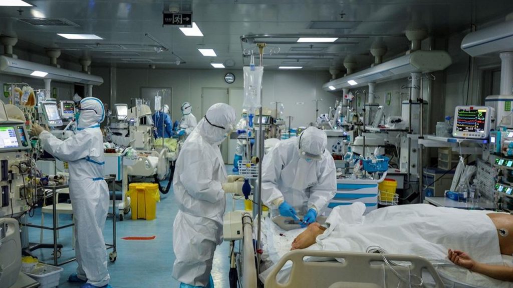 Pandemia sigue acelerándose y sus efectos durarán décadas: OMS