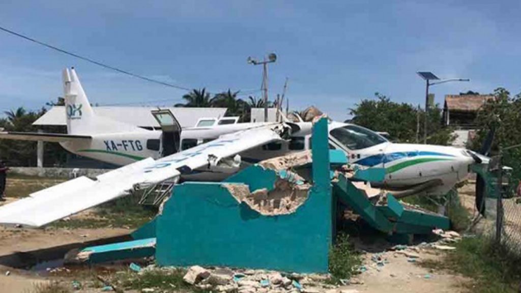 Se desploma en Holbox una avioneta, cae en campo de softbol