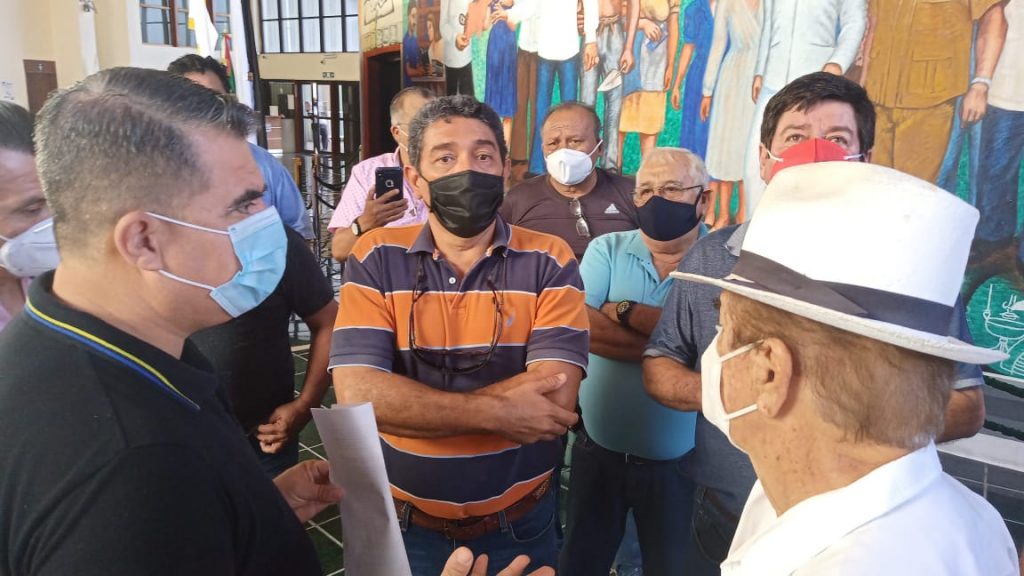 Reclaman a Carlos Joaquín incumplir promesas
