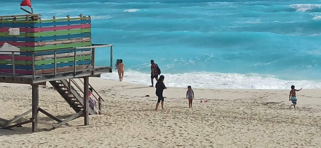 Barre huracán Zeta con playa Chac Mool