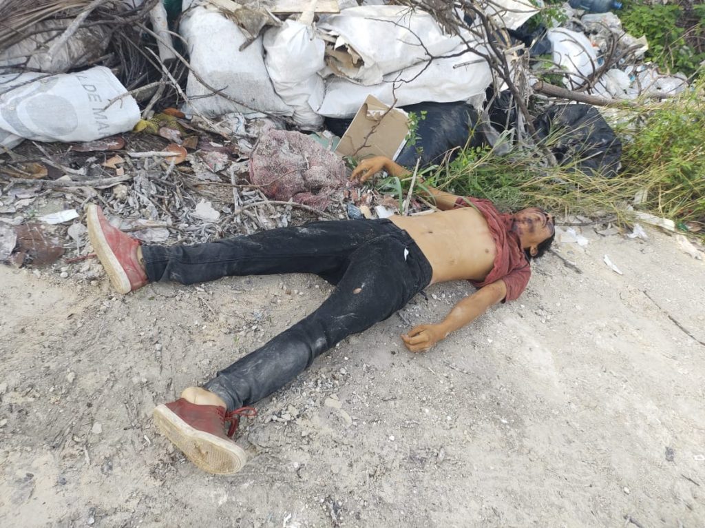 Cadáver abandonado; murió al parecer por los severos golpes