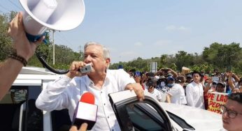 Atiende AMLO a campesinos y liberan bloqueo carretero rumbo a Tihosuco