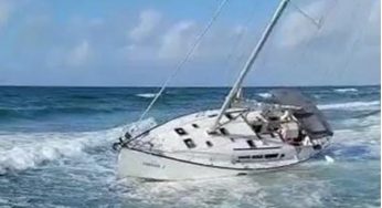 Por el fuerte oleaje, encalla un velero en Puerto Aventuras