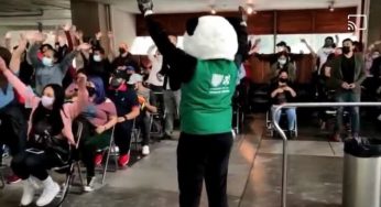 Jóvenes bailan y cantan canciones de RBD en la vacunación contra Covid19