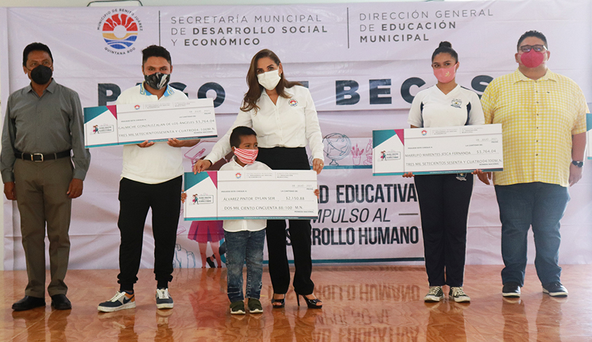 Cumple Ayuntamiento con el segundo pago de becas
