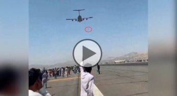 VIDEO: Afganos intentan aferrarse a un avión pero caen al precipicio