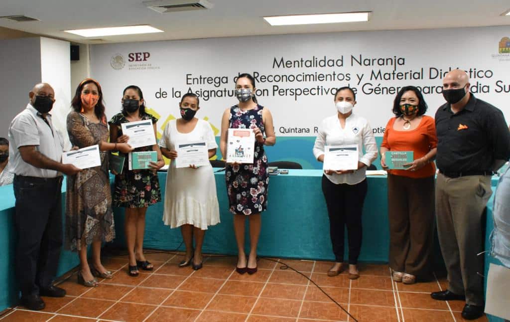 Docentes reciben reconocimientos por parte de la Secretaría de Educación de Q. Roo