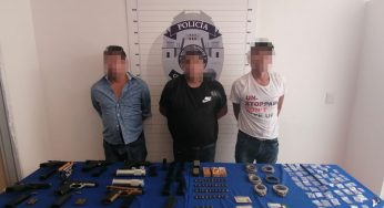 Detienen a tres personas por portación de drogas y armas de fuego