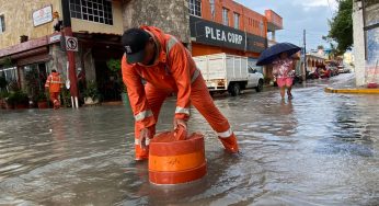 Protección Civil de gobierno de Atenea Gómez Ricalde trabaja en desazolve en Isla Mujeres