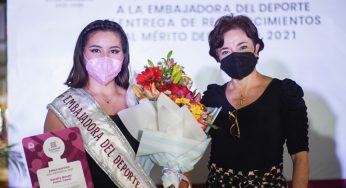 Juanita Alonso coloca banda a la embajadora del deporte 2021 y entrega premio al mérito deportivo